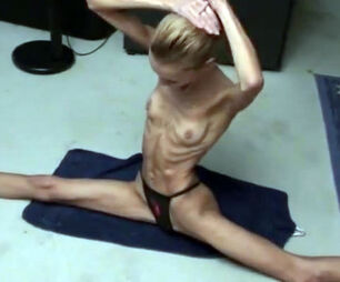 women doing splits nude